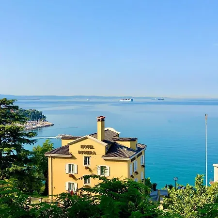 Riviera & Maximilian's