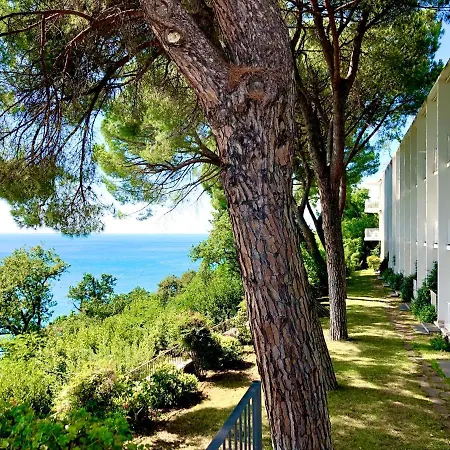 Готель Riviera & Maximilian's