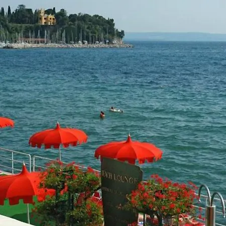 Готель Riviera & Maximilian's