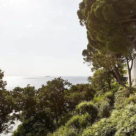 Готель Riviera & Maximilian's