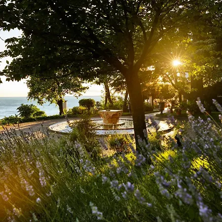 Hotel Riviera & Maximilian's 4*