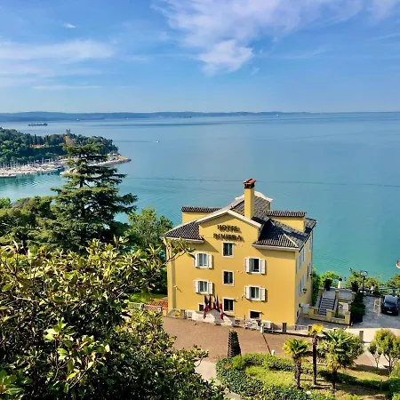 Riviera & Maximilian's Szálloda