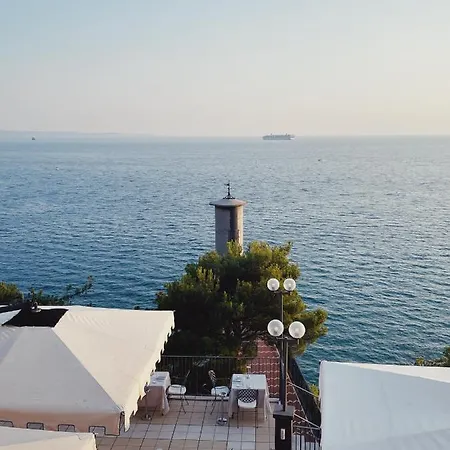 Riviera & Maximilian's 4*