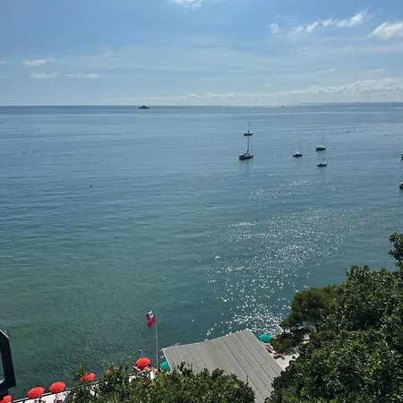 Riviera & Maximilian's 4*