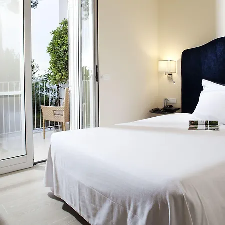 Riviera & Maximilian's 4*