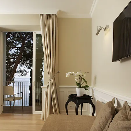 Riviera & Maximilian's Szálloda Trieszt