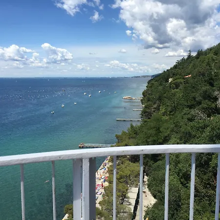 Riviera & Maximilian's 4*