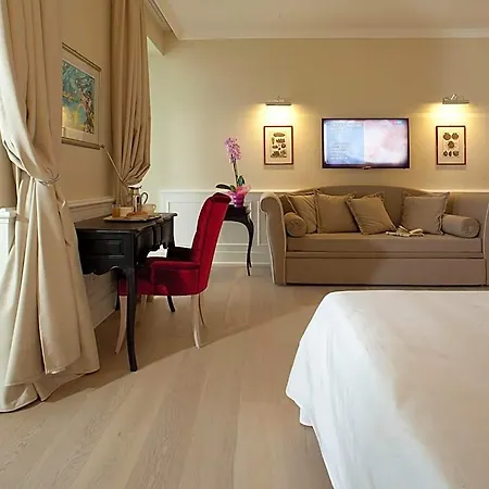 Riviera & Maximilian's 4*
