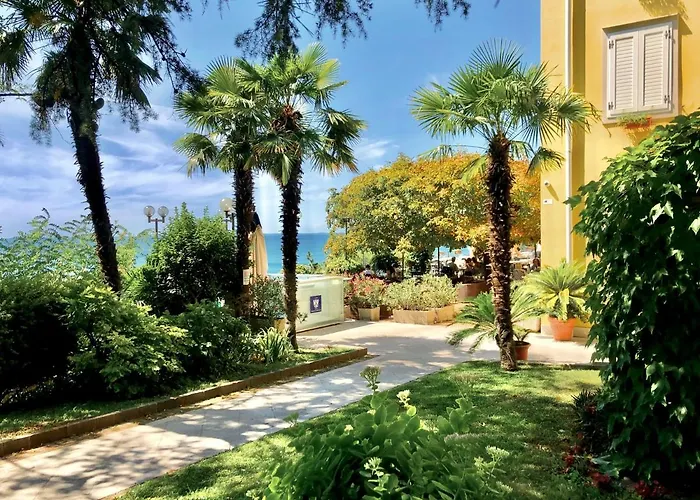 Hotel Riviera & Maximilian's