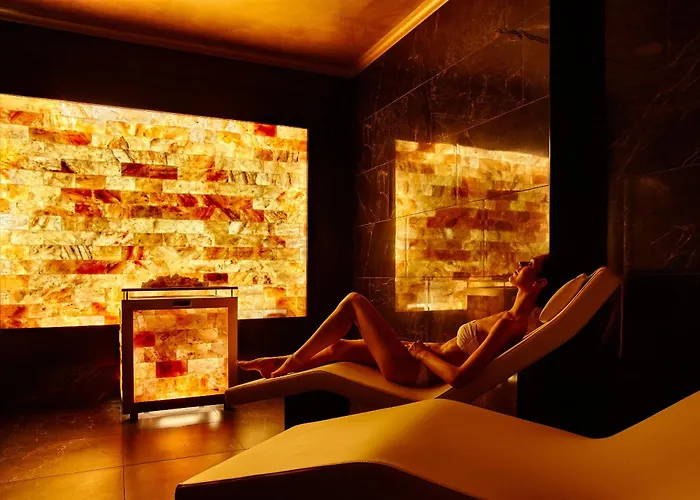 Riviera & Maximilian's Hotel