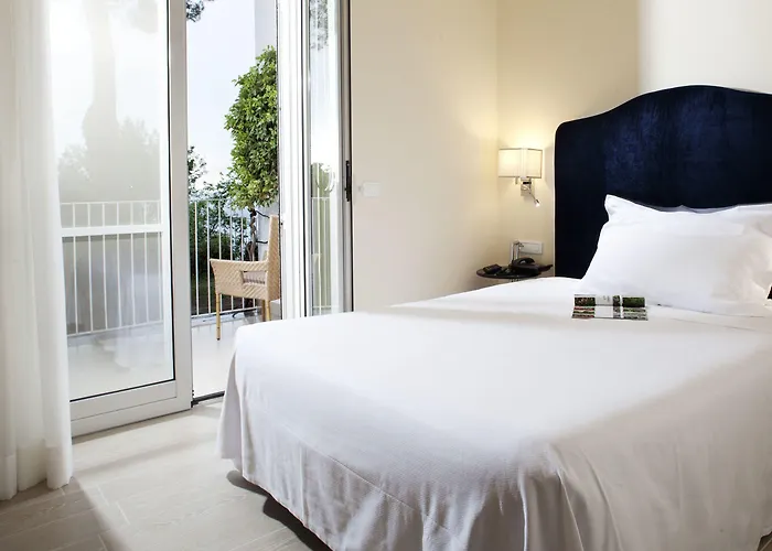 Riviera & Maximilian's 4*