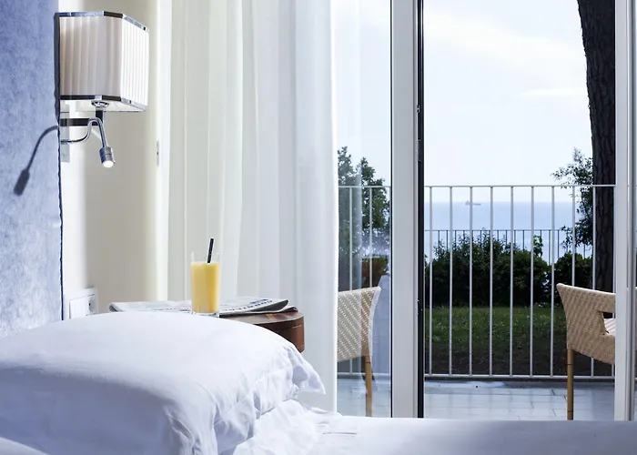 Riviera & Maximilian's 4*