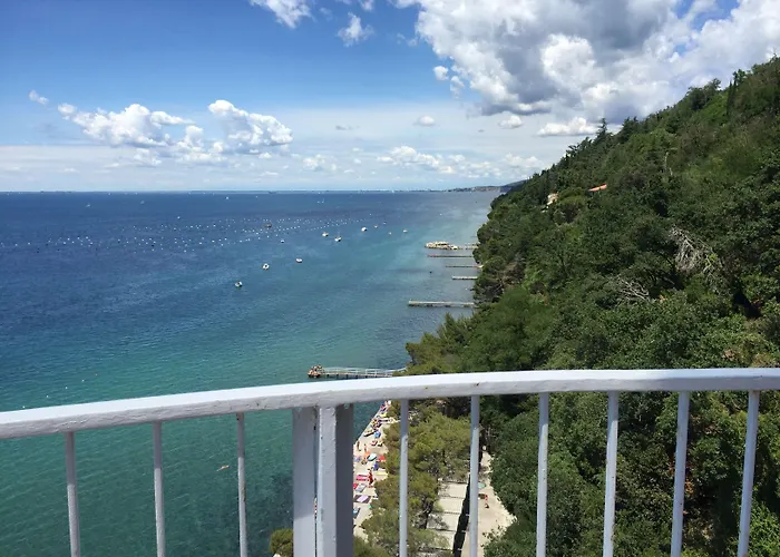 Riviera & Maximilian's 4*