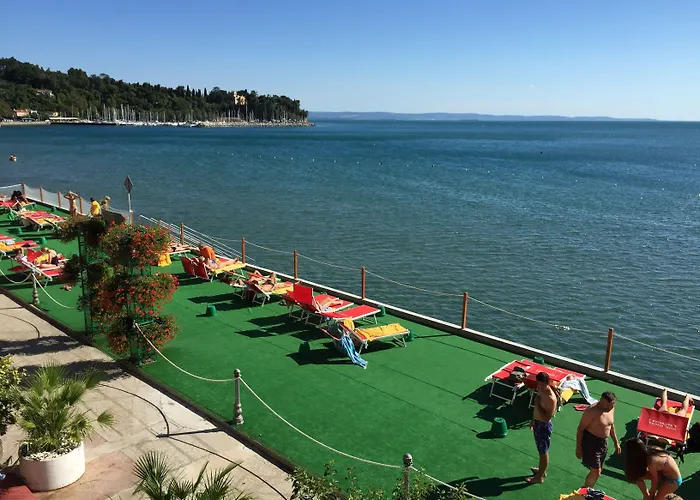 Riviera & Maximilian's