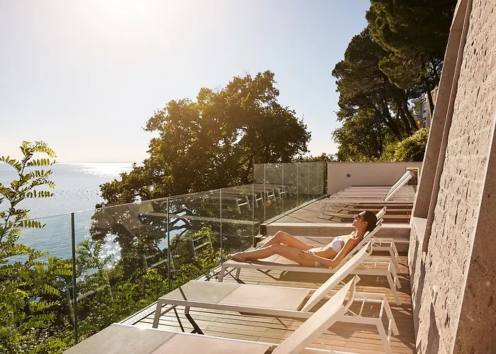 Riviera & Maximilian's 4*