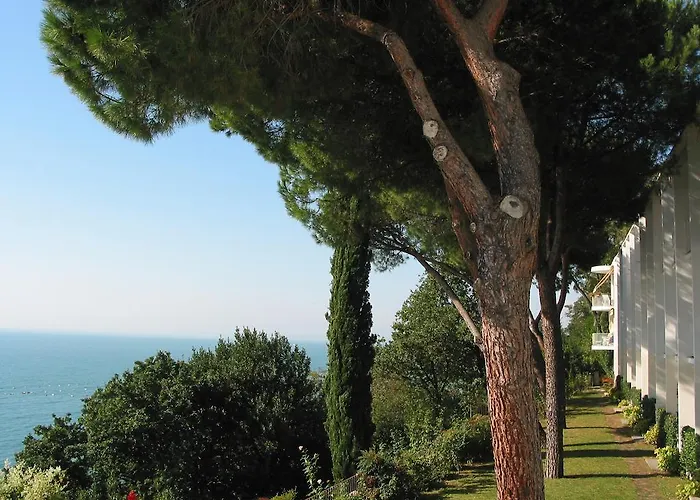 Riviera & Maximilian's Hotel 4*