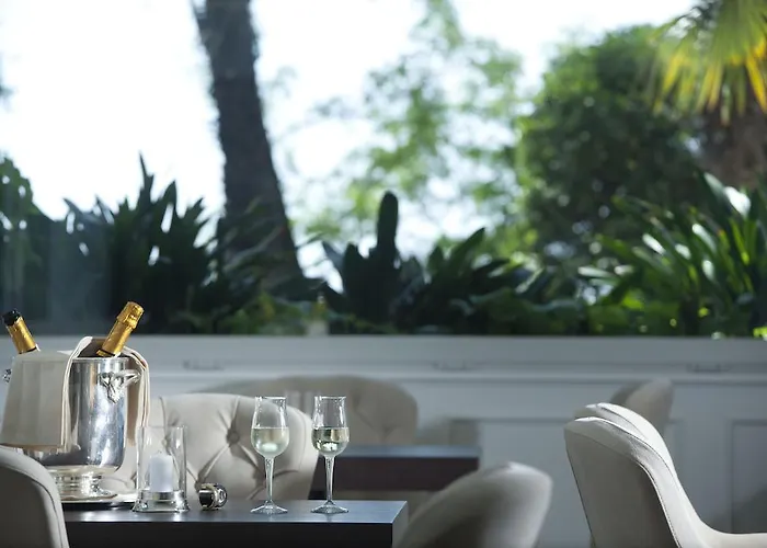 Riviera & Maximilian's 4*